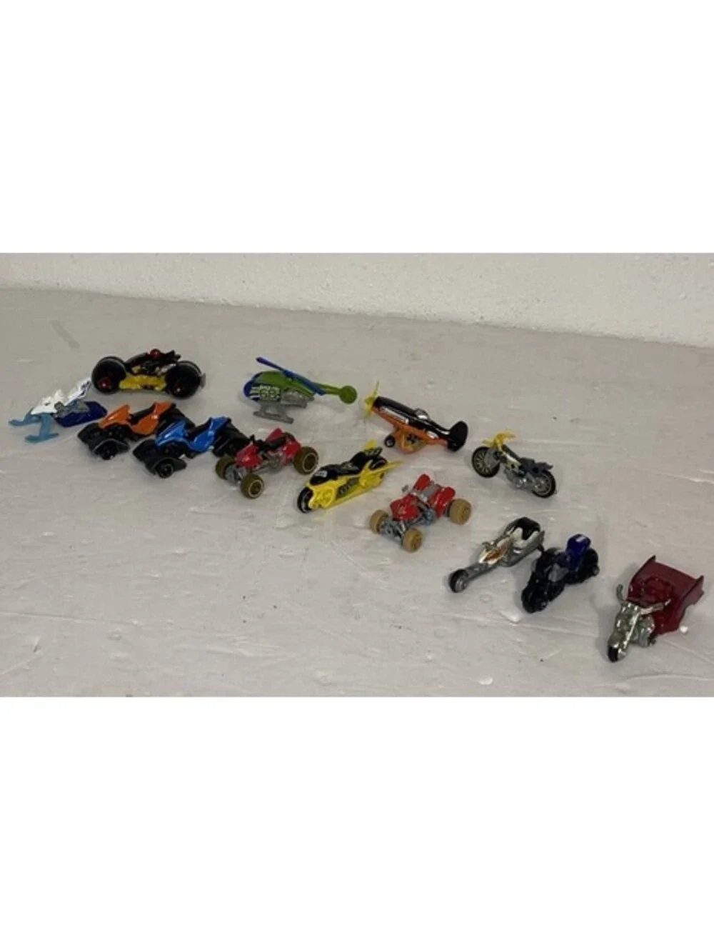 Hot Wheels 11 Bikes And 2 Aircraft